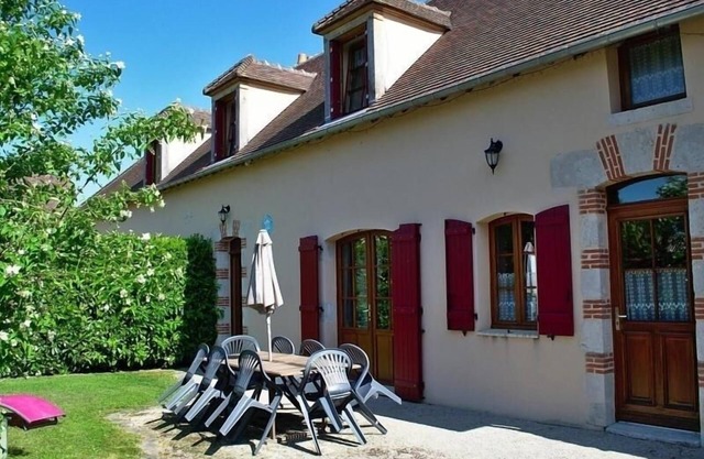 Charming 2-Bedroom Rural House with Private Terrace Near Fontainebleau