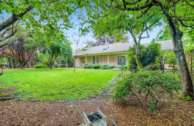 Charming 2-bedroom single level house close to PDX, Edgefield and Mt Hood