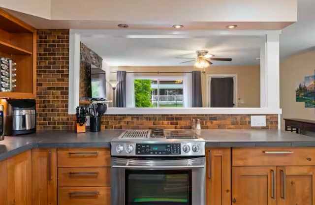 Charming 2 Bedroom Top Floor Duplex In Heart of Washougal