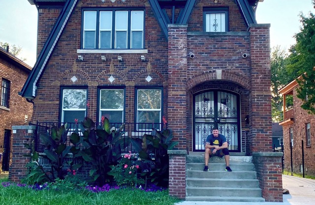 Charming 2-bedroom upper duplex in fabulous Detroit minutes from downtown!