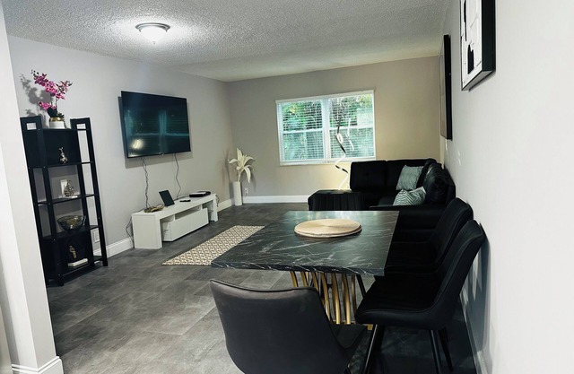 Charming 2-bedroom apartment with AC, WiFi in pleasant Delray Beach