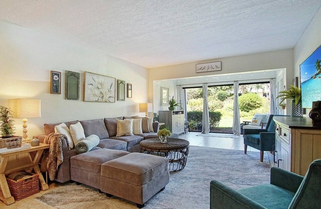 Charming 2-bedroom condo with private beach and golf course on Hutchinson Island