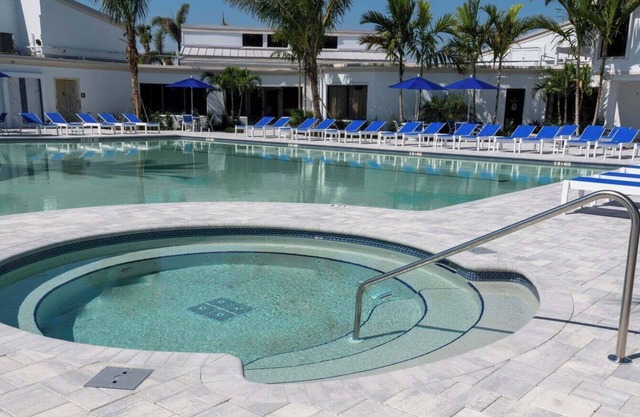 Charming 2-bedroom condo, fitness room, on golf course, tiki, Hutchinson Island