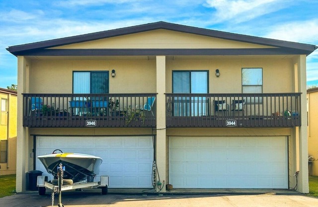Charming 2-bedroom condo in Gulf Shores with Bay view.