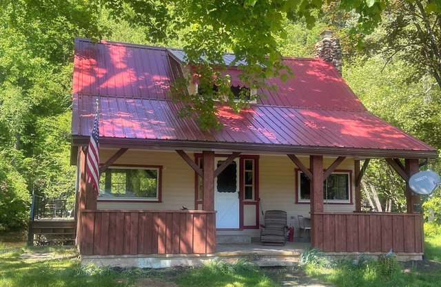 Charming 2-bedroom cabin on Muncy Creek, near Muncy Valley with AC