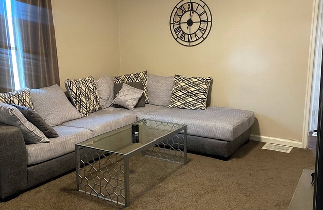 Charming 2-bedroom house in nice Indianapolis with WiFi, mins away from downtown