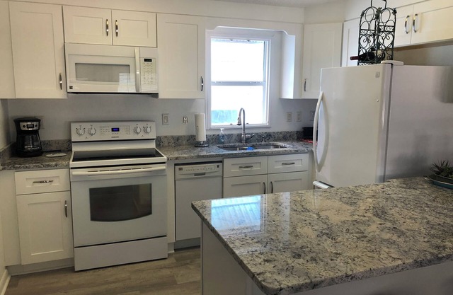 Charming 2-bedroom house near beach and community pool in Jensen Beach