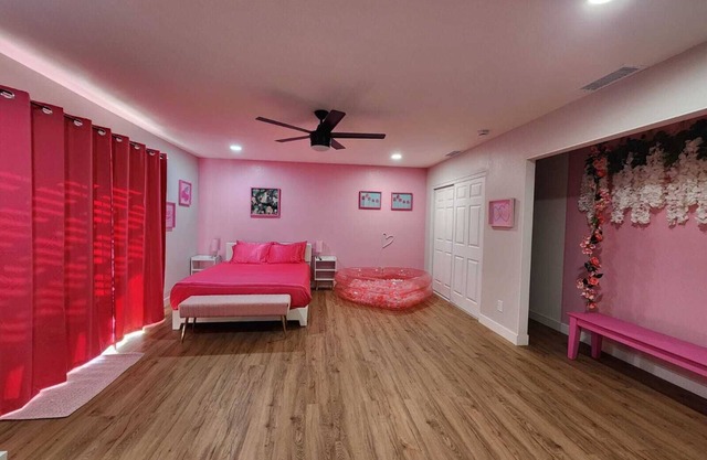 Charming 2-bedroom house with a unique pink esthetic