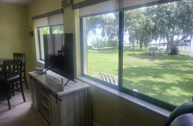 Charming 2-bedroom Lake front apartment with AC, WiFi in fantastic Lake Placid