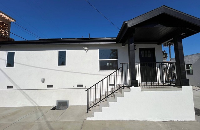 Charming 2-bedroom bungalow in Los Angeles with AC, WiFi, Centrally Located!