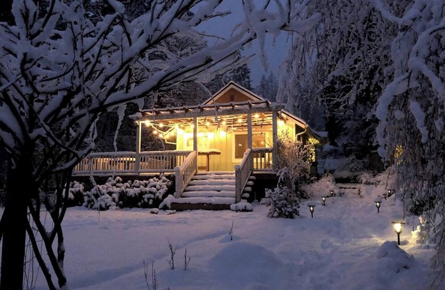 Charming 2-Bedroom River Cottage With Cedar River Trail Access in Maple Valley