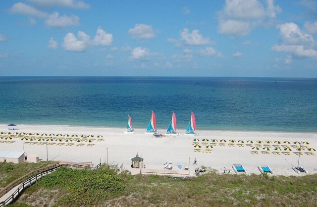 Charming 2-bedroom resort with fitness room and AC in Marco Island