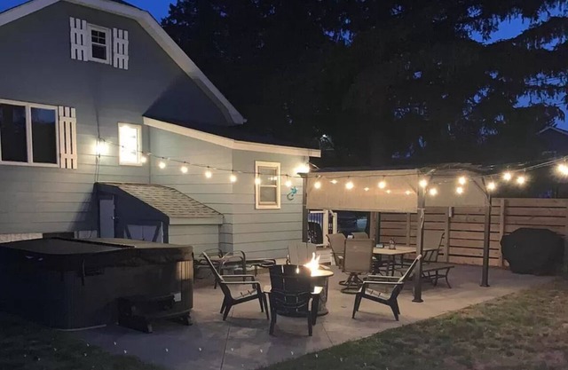 Charming 2-bedroom house in delightful New Buffalo with hot tub
