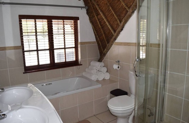 Charming 2-bedroom B&B with WiFi, AC in Fourways, Johannesburg