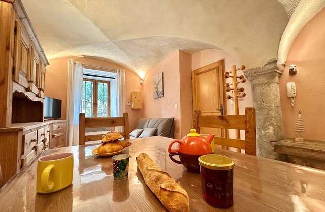 Charming 2-room flat with Wi-Fi and parking in La Salle-les-Alpes