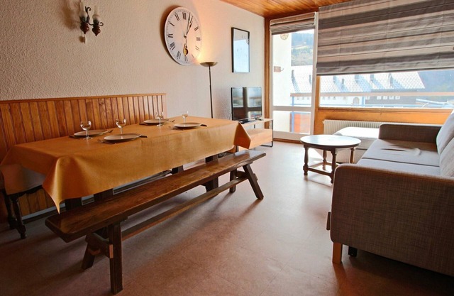 Charming 2-Room Apartment for 6 - South-Facing, Center of Station, Near Slopes
