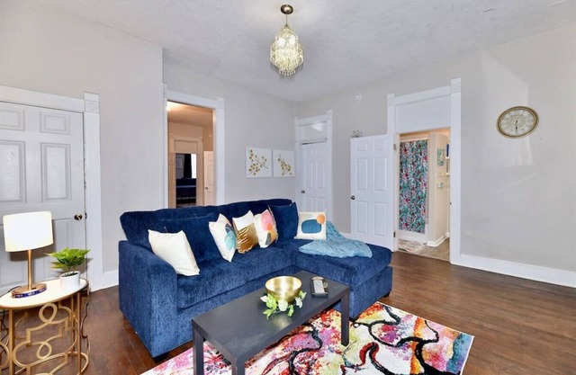 Charming 2BD/1BA Home Close to Downtown Indy - Ideal for Groups & Business Trips