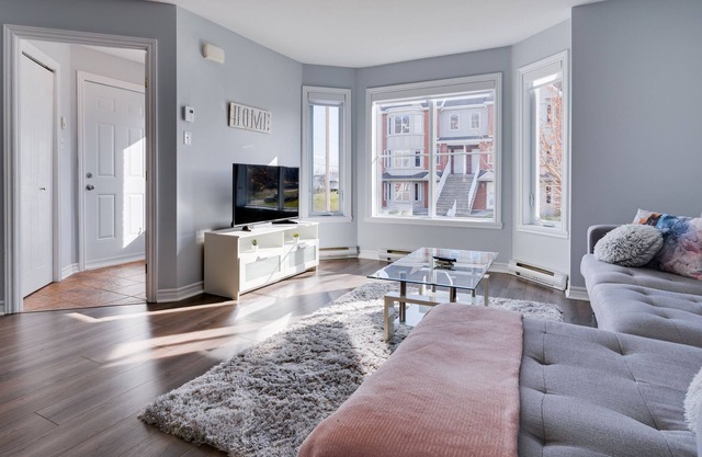 Charming 2BDR APT Close to DT MTL with FREE PARKING - All Inclusive Monthly Stay