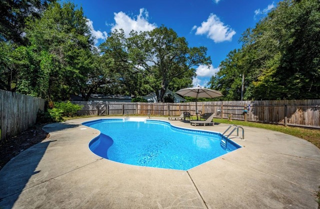 Charming 2bedroom house in amazing Pensacola w/Private Pool and 3/4 acre yard