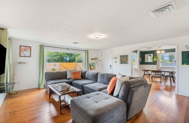 Charming 2BR/1BA Retreat Near Astoria & Beach