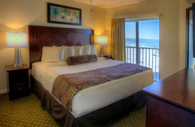 Charming 2BR Condo: Balcony Beach Views & Pool