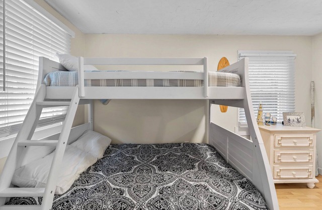 Charming 2BR Coastal Cottage – Walk to Surf Drive Beach & Downtown!