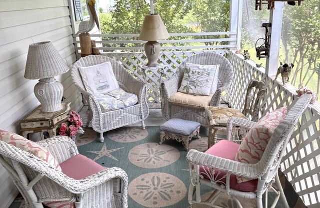 Charming 2BR Cottage on The Point