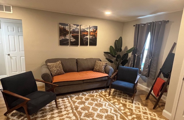 Charming 2BR Home in Springfield with AC near Fairgrounds & Hospital