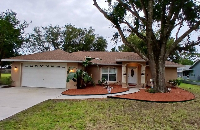Charming 3/2 fully furnished house in Homosassa. Close to river with many extras