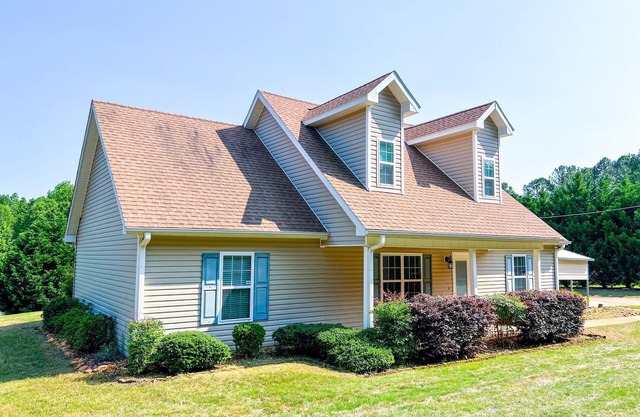 Charming 3-bdrm house on 3 acres with heat/AC, fitness eqpt, WiFi in Thomaston