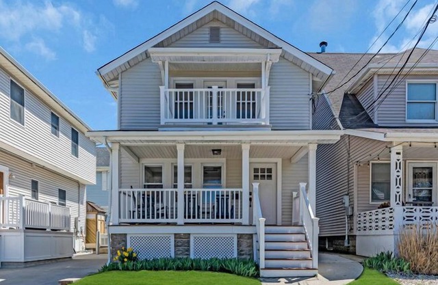 Charming 3 BED, 2 BATH shorehouse only 8 houses to beach , boardwalk & eateries!