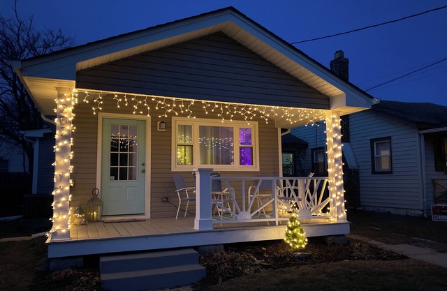 Charming 3-Bed Beach Cottage with Parking. Just a Stroll to the Sand.