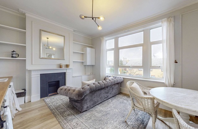 Charming 3 Bed Maisonette - Near to Train station