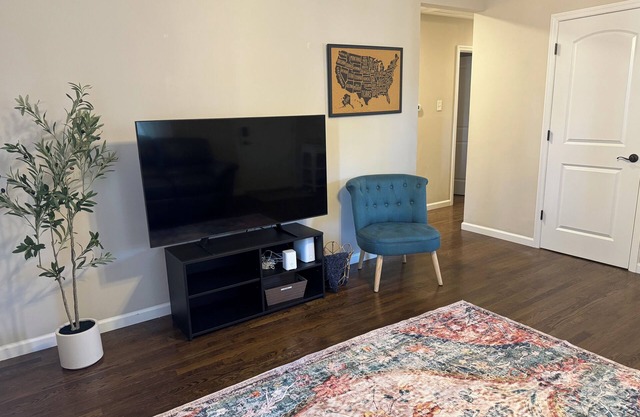 Charming 3-bedroom house with AC, WiFi in wonderful Maryland Heights