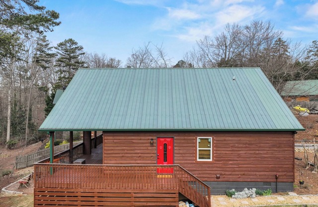 Charming 3-bedroom cabin in pleasant Flowery Branch with WiFi, AC