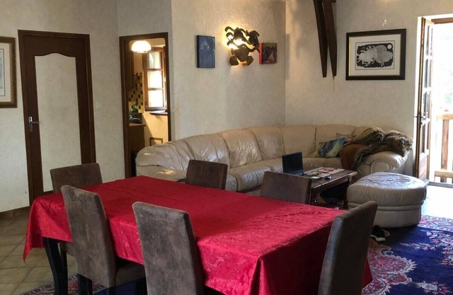 Charming 3-bedroom stone farm house in lovely Saint-Setiers with WiFi