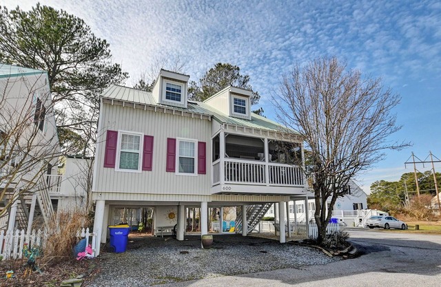 Charming 3 Bedroom Cottage in Bahama Beach Cottages! Dog Friendly, WIFI, Beach Town!