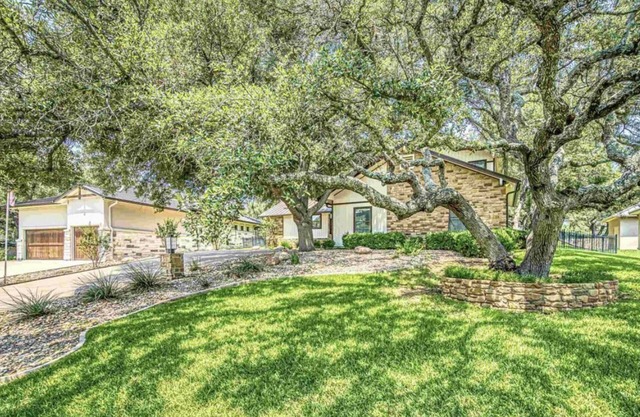 Charming 3-bedroom house in brilliant Horseshoe Bay West on RamRock Golf Course