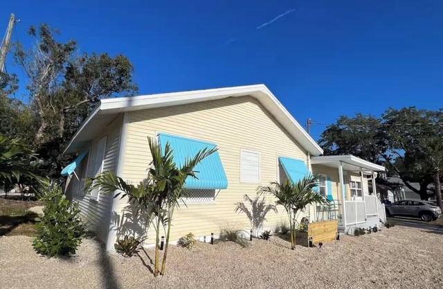 Charming 3-bedroom/2-bath Cottage with Hot Tub Downtown Dunedin