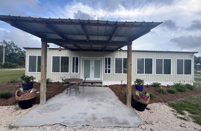 Charming 3-bedroom 2 bath home with WiFi, games,& full gym. 1.5 miles from ramp.