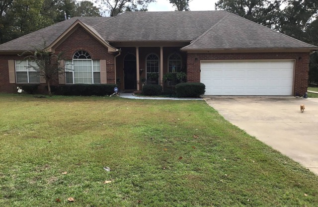 Charming 3-bedroom 2.5 bath house in pleasant Yazoo City with plenty of space