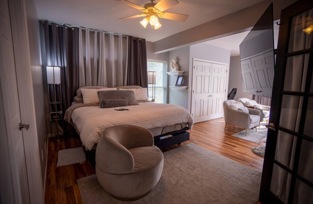 Charming 3-bedroom 4 bath house in serene Green Bay with WiFi,AC