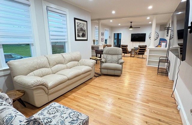 Charming 3-bedroom bungalow in Quantico Town 2 King Beds Game Room Entire Home!