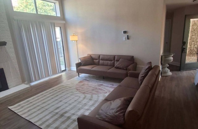 Charming 3-bedroom bungalow in Garland with AC