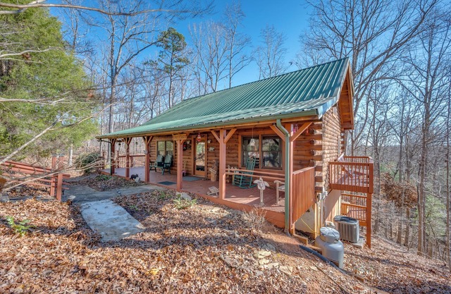 Charming 3-bedroom cabin in wonderful Lake Lure with AC, WiFi