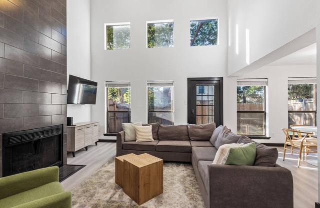 Charming 3-bedroom condo in fabulous Grapevine with AC, WiFi, Washer + Dryer