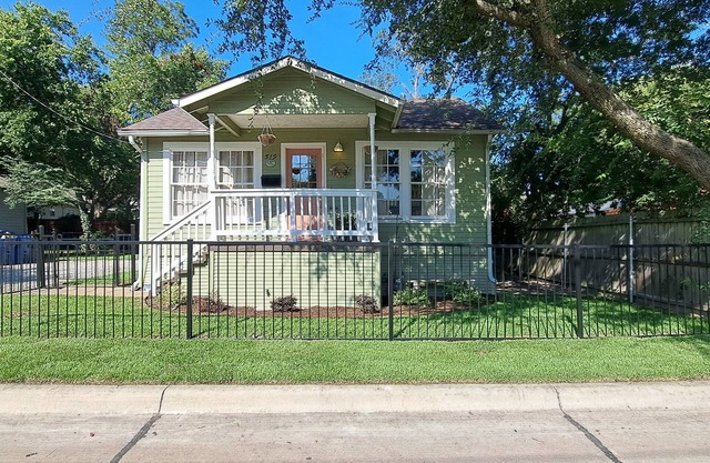 Charming 3-bedroom cottage in Historic McKinney, three blocks from the square.