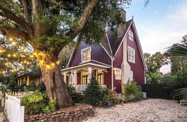 Charming 3-bedroom cottage in Oakleigh Historical District in downtown Mobile