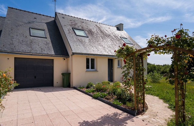 Charming 3-Bedroom House in Locmariaquer with Garden, Terrace, and Free Wi-Fi