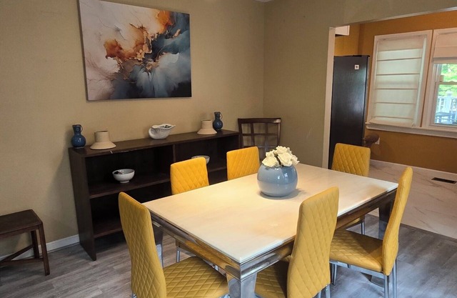 Charming 3-bedroom house in enchanting Cincinnati with AC Heat washer and dryer